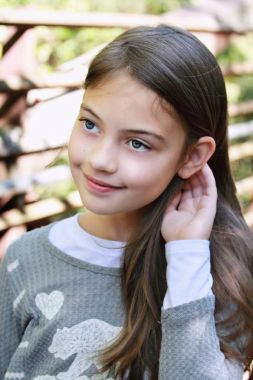 Güzel gülümseyen ara