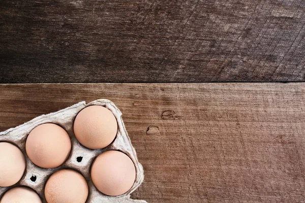 Huevos orgánicos frescos de granja en cartón —  Fotos de Stock