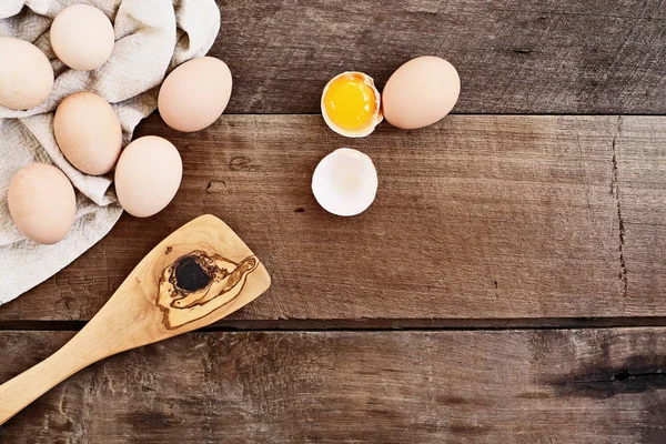 Bauernhof frische Bio-Eier vor rustikalem Hintergrund — Stockfoto