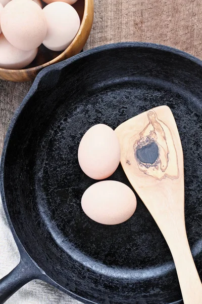 Fazenda ovos orgânicos frescos e frigideira — Fotografia de Stock