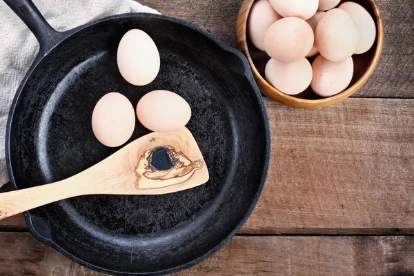 Сковорідку і ферма свіжі органічні яйця — стокове фото