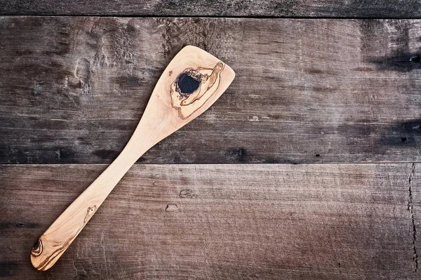 Spachtel aus Olivenholz über Holzgrund — Stockfoto