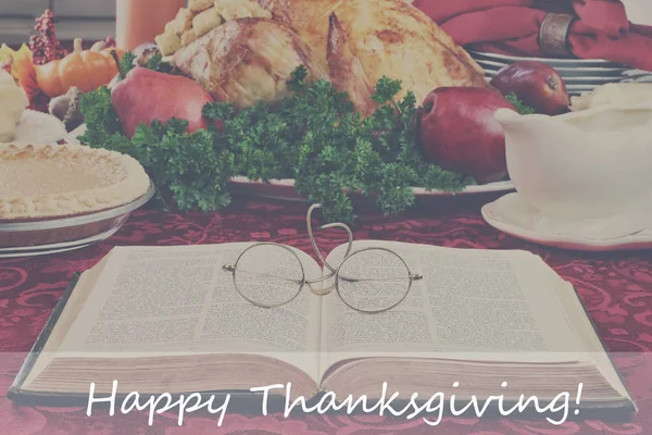 Biblia y cena navideña con texto feliz de Acción de Gracias —  Fotos de Stock