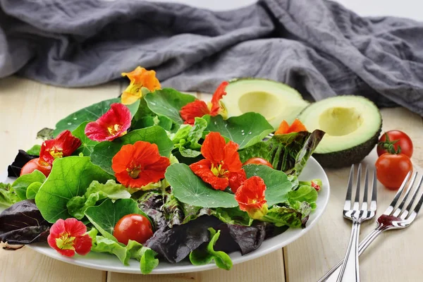 Insalata con fiori di Nasturzio — Foto Stock