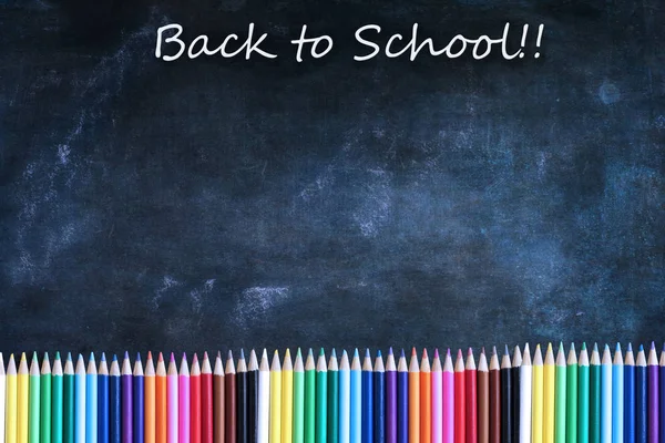 Voltar à escola Chalkboard Textura fundo com lápis colorido — Fotografia de Stock