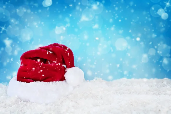 Καπέλο Santa στο χιόνι — Φωτογραφία Αρχείου