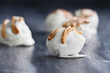 Beyaz çikolata şekerleme fıstık ezmesi ile Drizzled