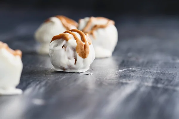 Witte chocolade truffel Candy besprenkeld met pindakaas — Stockfoto