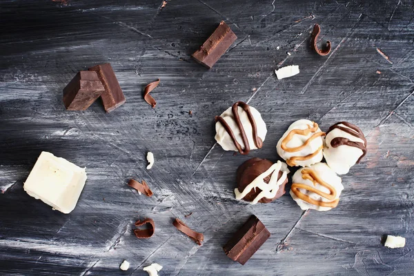 Doces de trufa de chocolate escuro e branco — Fotografia de Stock