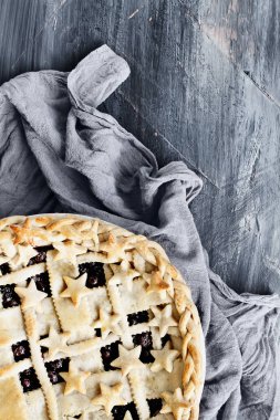 Böğürtlenli turta boyalı arka plan üzerinde