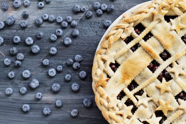 Taze yaban mersini turtası ve çilek