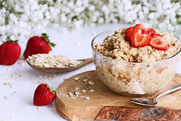 Harina de avena con fresas en forma de corazón — Foto de Stock