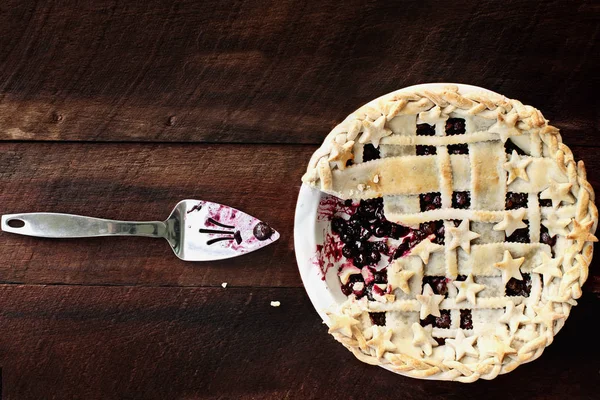 Torta de mirtilo com peça desaparecida — Fotografia de Stock