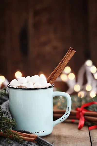 Cacau com marshmallows e casca de canela — Fotografia de Stock