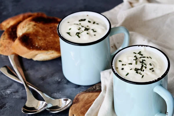 Soupe de pommes de terre chaudes avec dans des tasses avec du pain — Photo