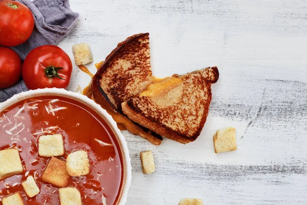 Tomatensoep, gegarneerd met Parmezaanse kaas en croutons — Stockfoto