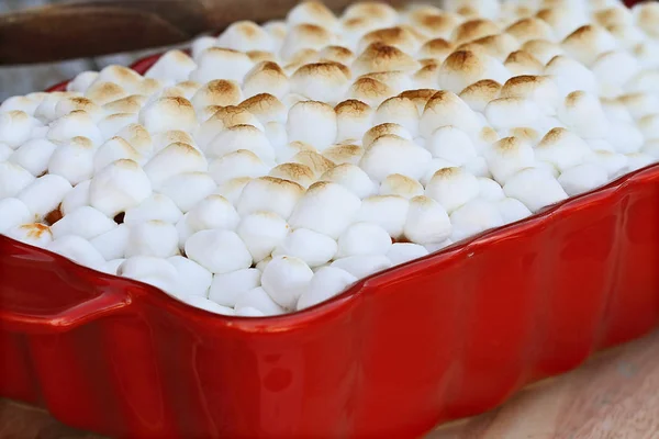 Caçarola de batata doce com mini marshmallows — Fotografia de Stock