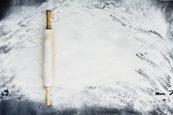 Rolling Pin Over Flour Background — Stock Photo, Image