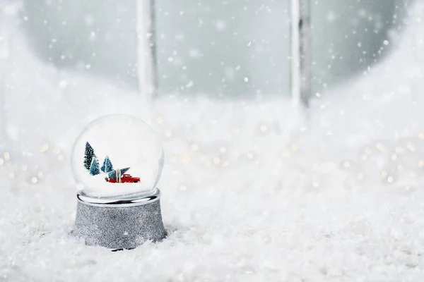 Globo de nieve con camión de juguete —  Fotos de Stock