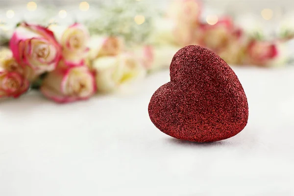 Coração vermelho e haste longa varigadas rosas — Fotografia de Stock