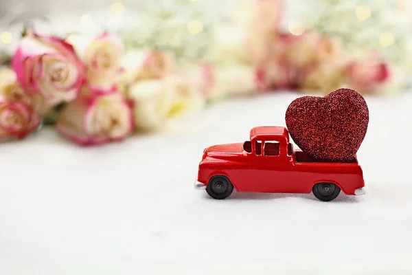 Camion giocattolo vintage e cuore di San Valentino — Foto Stock