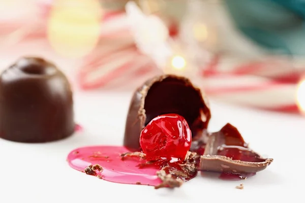 Duas cerejas cobertas de chocolate — Fotografia de Stock