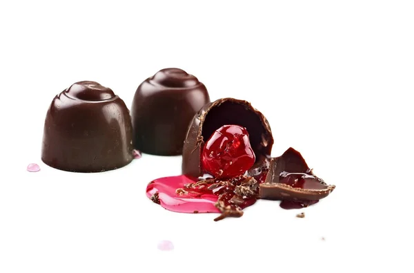 Tre ciliegie ricoperte di cioccolato — Foto Stock