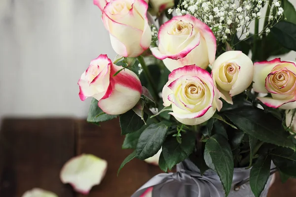 Bouguet rosa vermelho e branco em um vaso — Fotografia de Stock