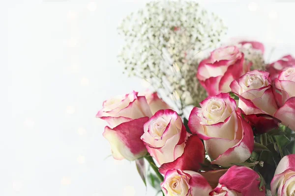 Rosa och vita rosor med Babys andetag — Stockfoto