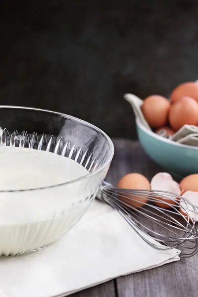 Skål med pannkaka smet med färska ägg — Stockfoto