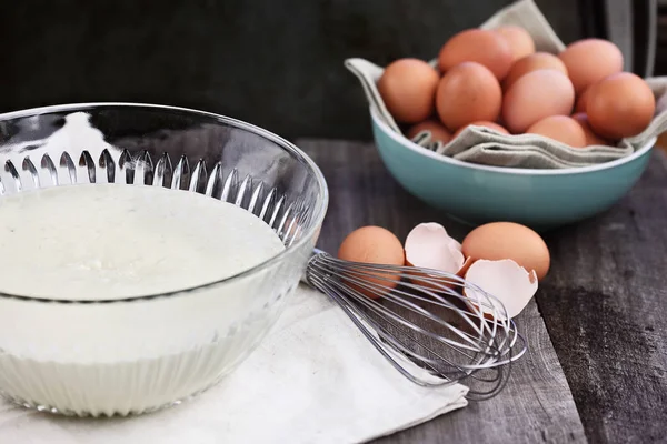 Schüssel Pfannkuchenteig mit Eiern — Stockfoto