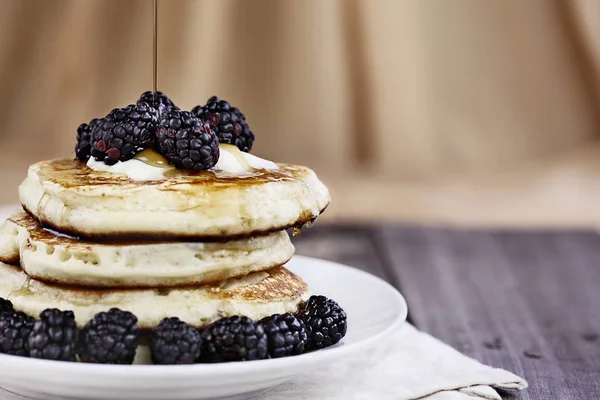 Pannkakor bär och sirap som hällde — Stockfoto