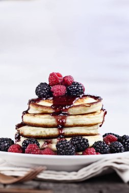 Taze çilek ve ahududu soslu krep