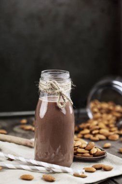 Çikolatalı badem sütü kavanoz