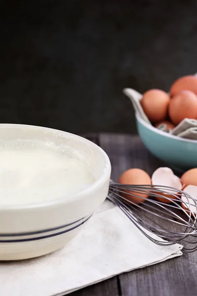 Schüssel Pfannkuchenteig mit Schneebesen — Stockfoto