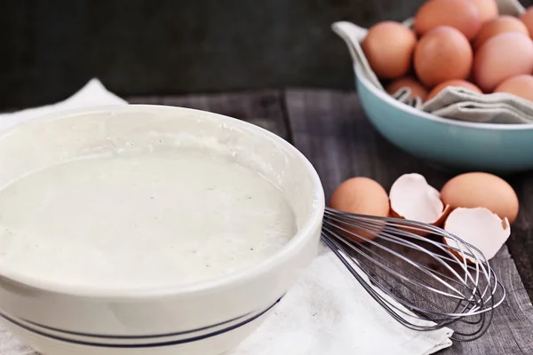 Pannkaka smet med ägg visp och ägg — Stockfoto