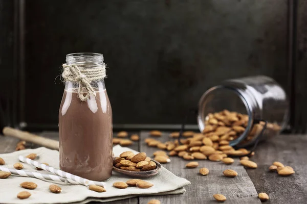 Органическое шоколадное миндальное молоко в банке — стоковое фото