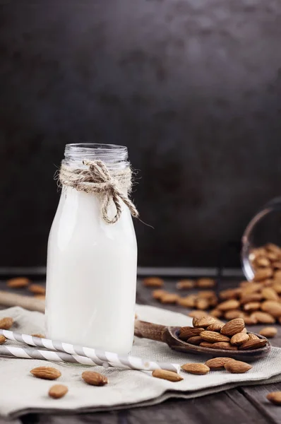 Ekologiczne mleko migdałowe — Zdjęcie stockowe