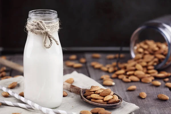 Frische Mandelmilch — Stockfoto