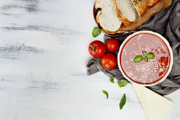 Tomatensoep met Parmezaanse kaas en basilicum bladeren — Stockfoto