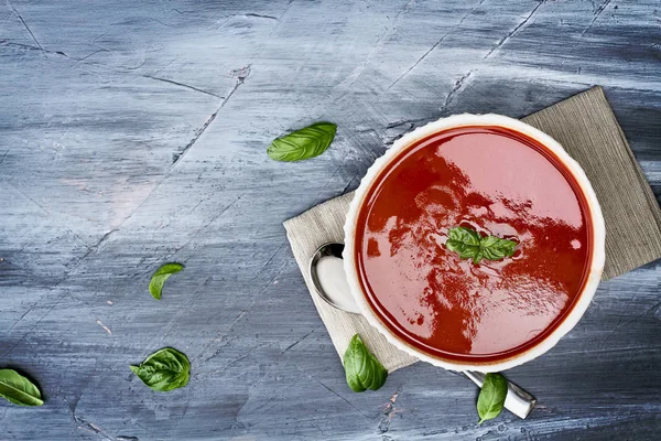 Sopa de tomate caliente con hojas de albahaca — Foto de Stock