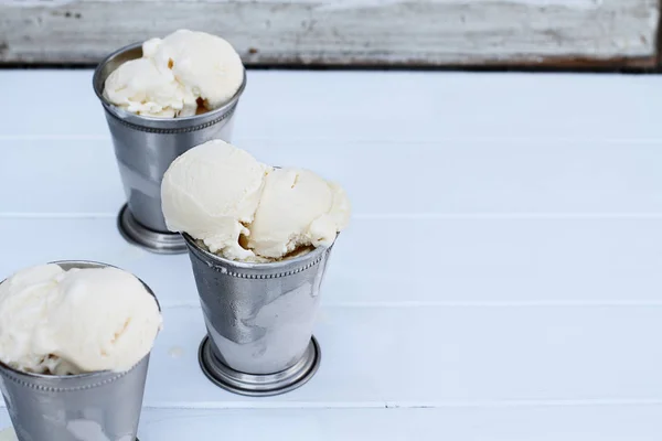 Cold Vanilla Ice Cream in Frosty Cups — Stok fotoğraf