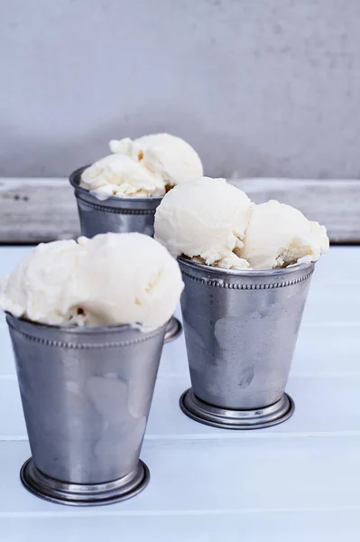 Helado de vainilla dulce en tazas heladas — Foto de Stock