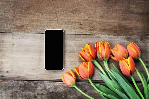 Lege mobiele telefoon en bloemen — Stockfoto