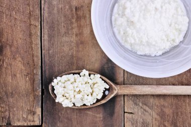 Taze Kefir taneleri ve peynir altı suyu