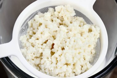 Süzgeç taze Kefir taneleri