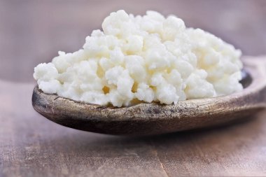 Tahta kaşık taze Kefir taneleri