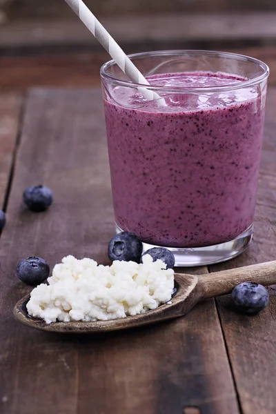 Granos de kéfir y batido de kéfir de arándano — Foto de Stock