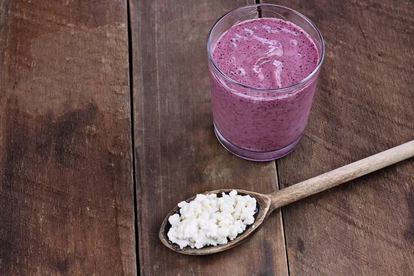 Cucharada de granos de kéfir y batido de kéfir de arándano — Foto de Stock