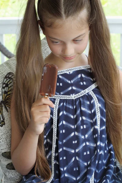 Kind eten van ijs — Stockfoto